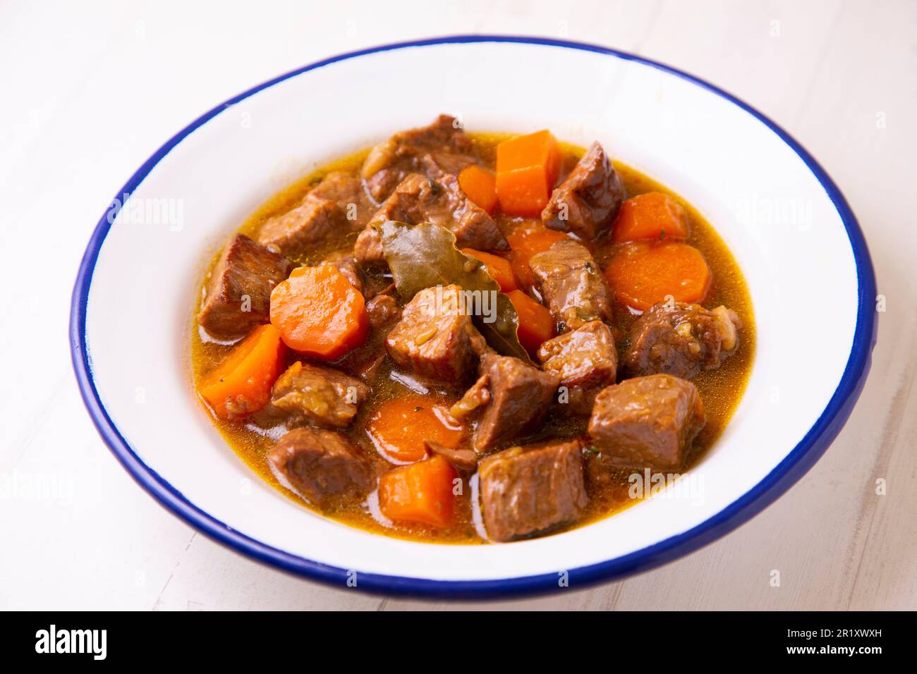 Rinderschmorbraten mit Kartoffeln und Gemüse. Traditionelles spanisches Tapa-Rezept. Stockfoto