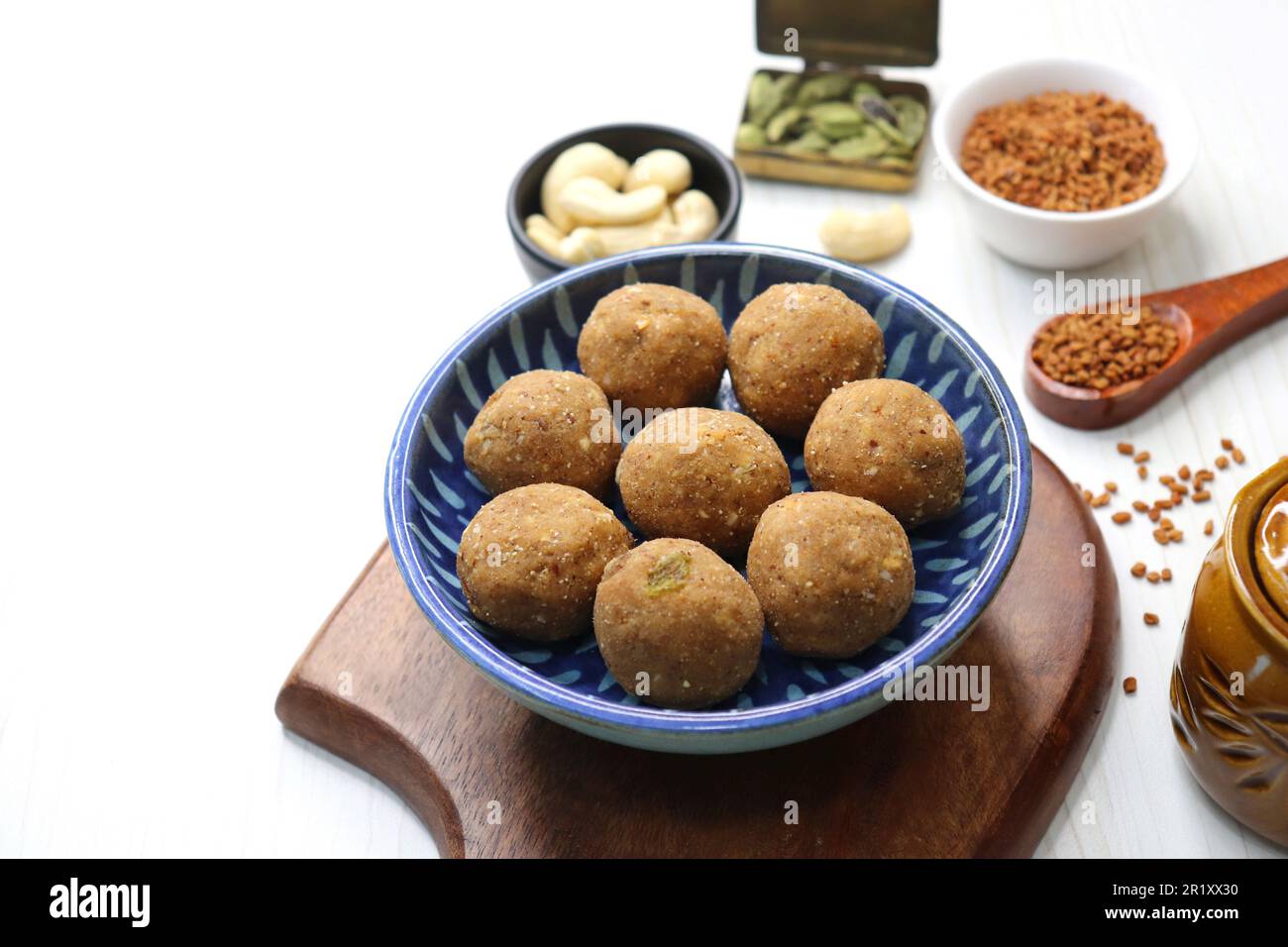 Gond und Methi Ke Laddu oder Pinni. Bockshornklee Laddu aus Fenugreek Seeds, Saunf, Jaggery und Nüssen. Immunitätsverstärker-Nahrung für den Winter. Speicherplatz kopieren Stockfoto