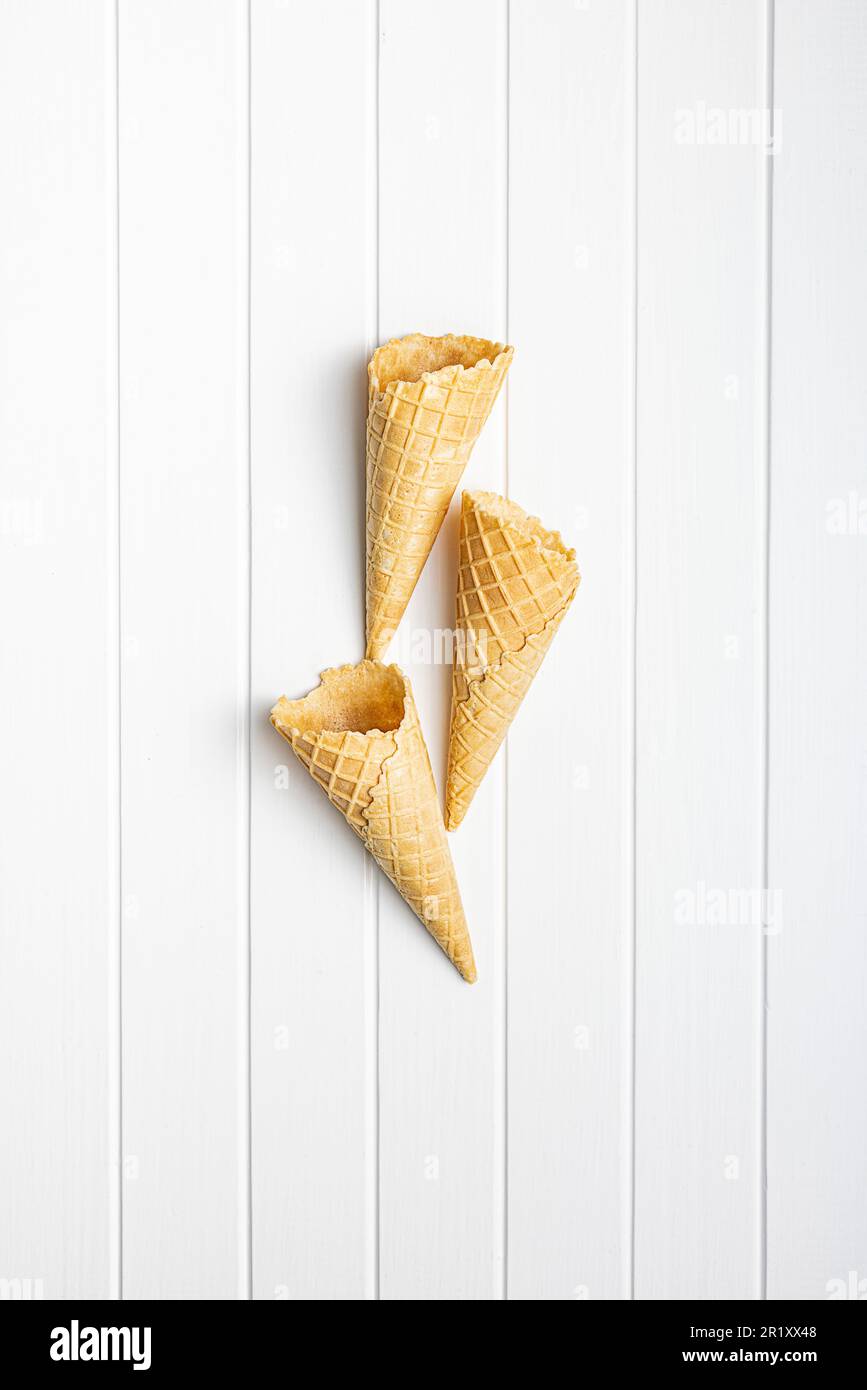 Waferkonus leeren. Süßes Eiskornet auf dem Küchentisch. Draufsicht. Stockfoto