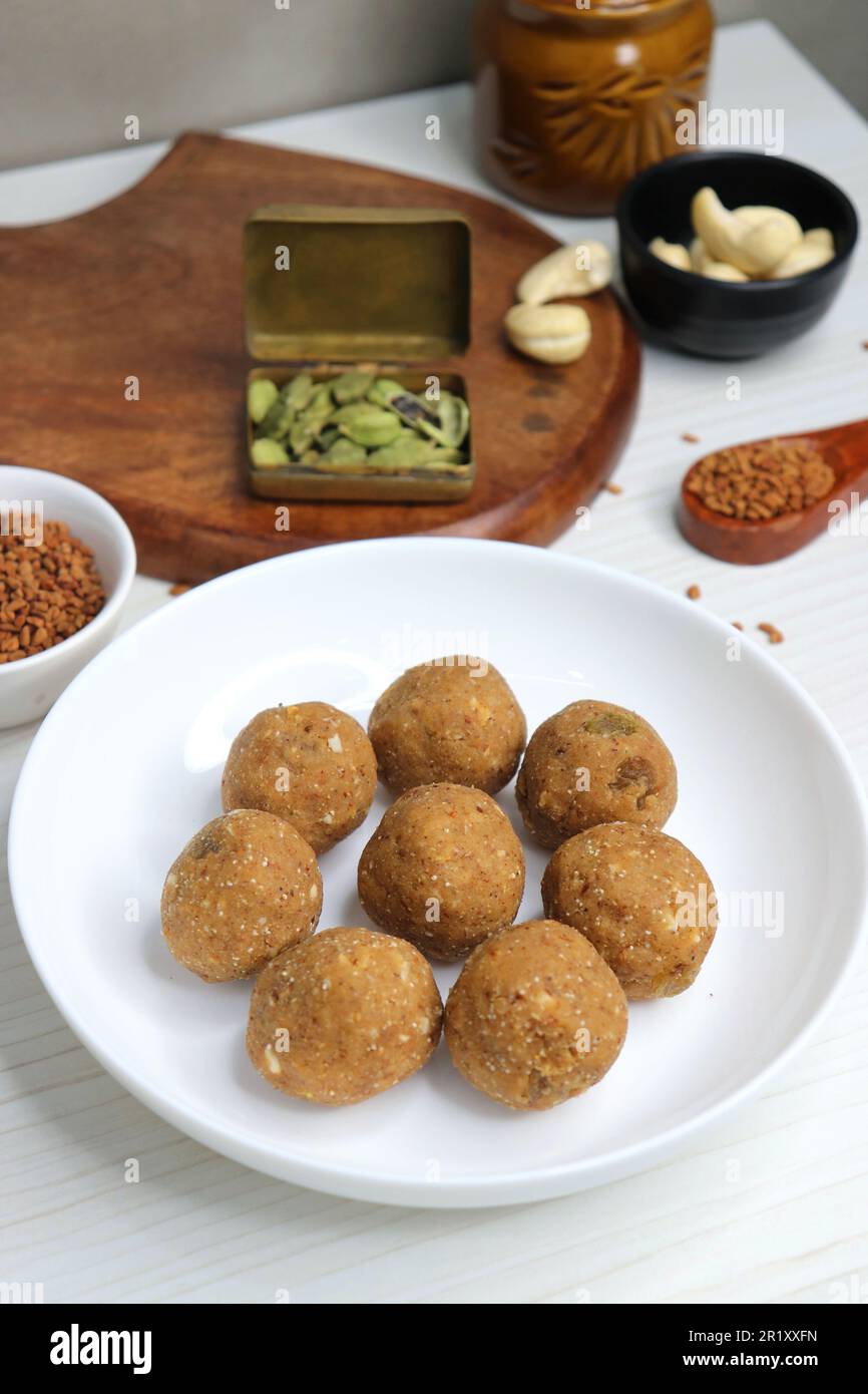 Gond und Methi Ke Laddu oder Pinni. Bockshornklee Laddu aus Fenugreek Seeds, Saunf, Jaggery und Nüssen. Immunitätsverstärker-Nahrung für den Winter. Speicherplatz kopieren Stockfoto