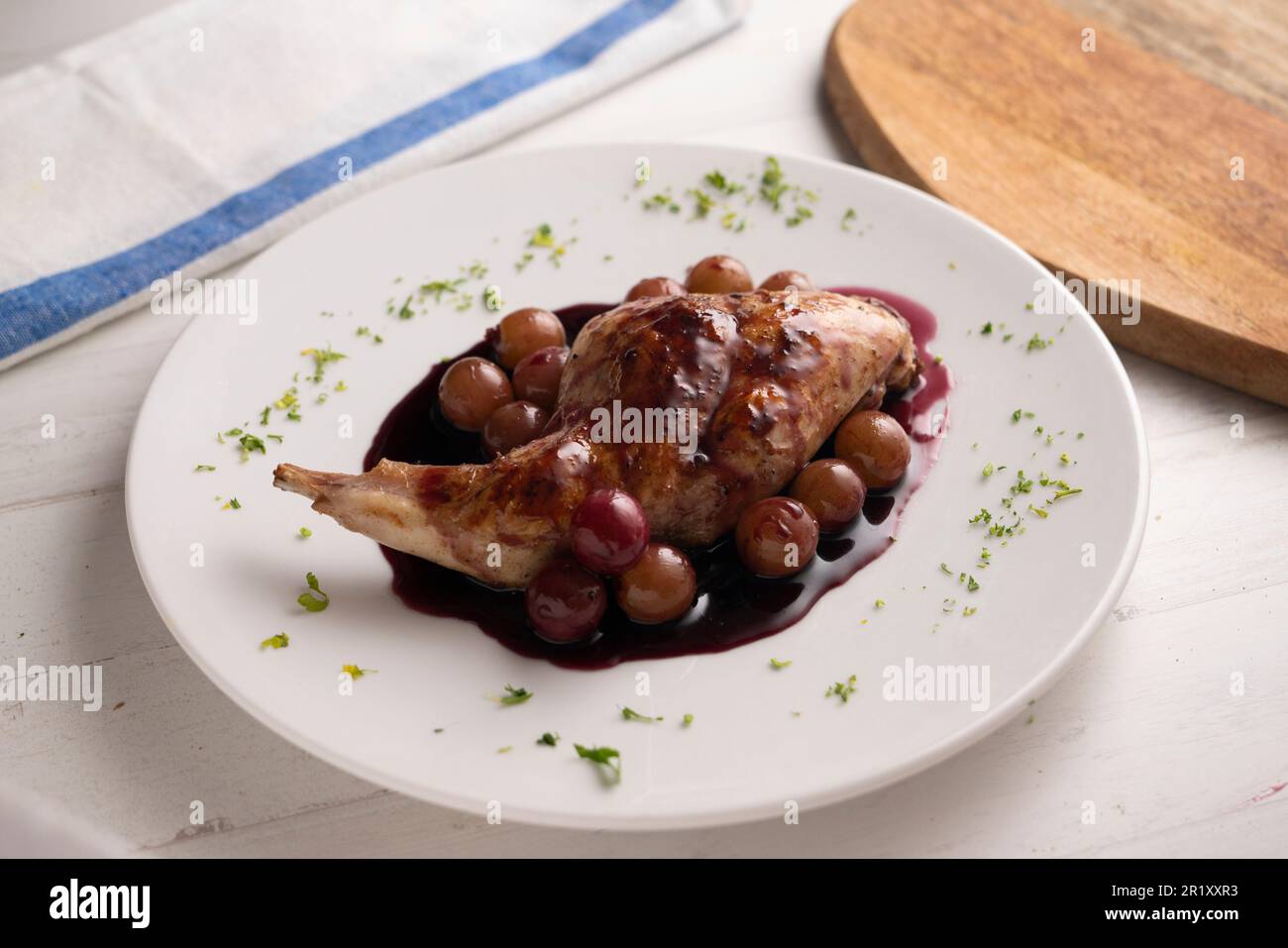 Wildes Kaninchen mit Weinsoße zubereitet. Traditionelles Rezept in Spanien. Stockfoto