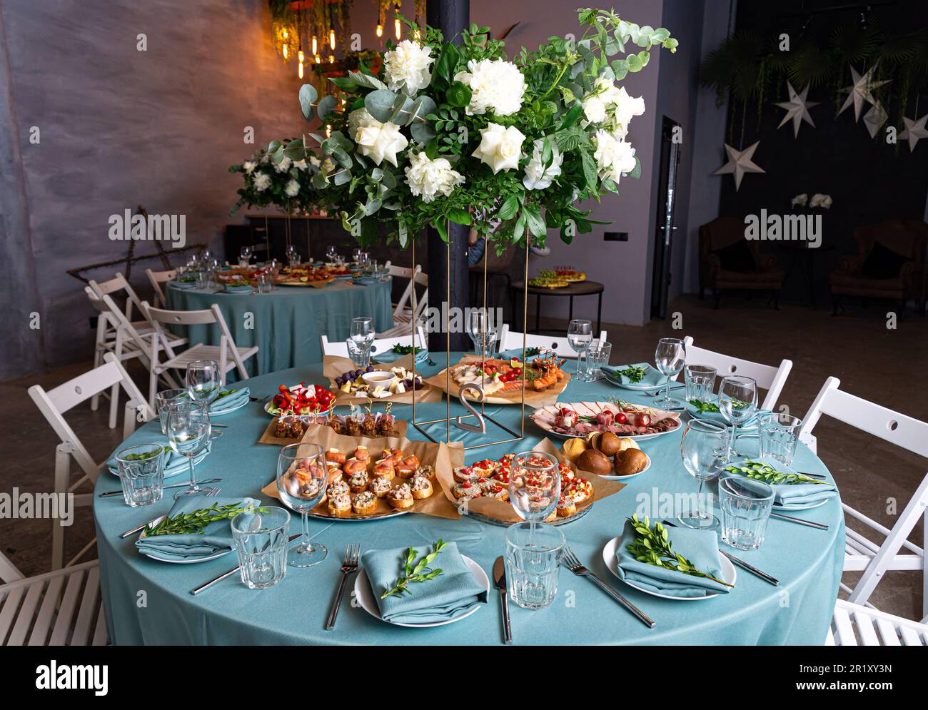Hochzeitsempfang mit verschiedenen Speisen und Getränken. Ein festliches Bankett mit einer Vielfalt an Speisen und Getränken, frischen Blumen und Dekoration Stockfoto