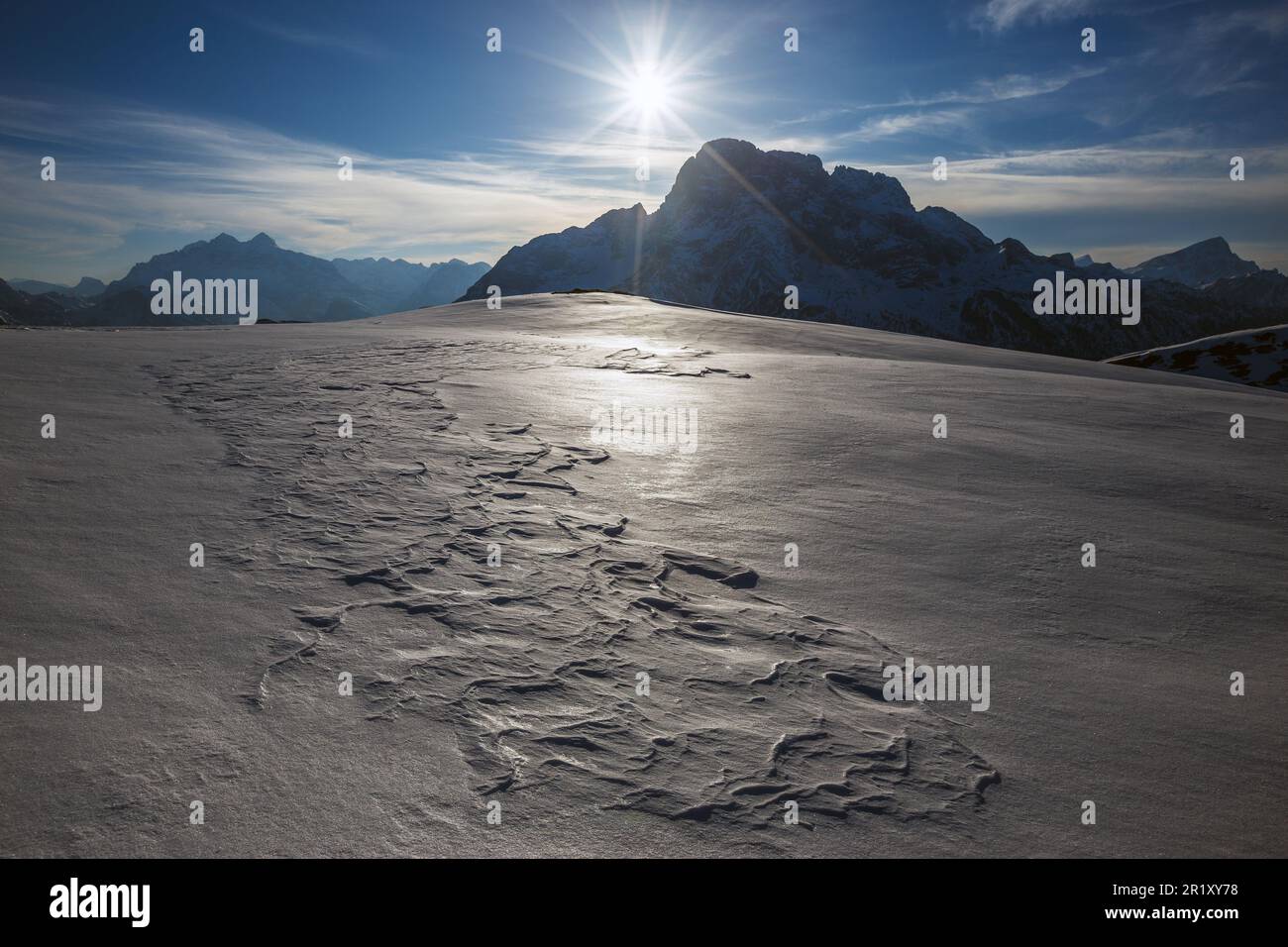 Hintergrundbeleuchtung, Schneebeutel, im Hintergrund Croda Rossa Berggipfel. Die Dolomiten in der Wintersaison. Italienische Alpen. Europa. Stockfoto