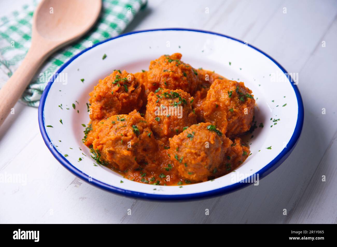 Fleischbällchen mit Tomatensoße. Ein Fleischklößchen ist eine beliebte ... Fleischbällchen mit Tomatensoße. Ein Fleischklößchen ist eine beliebte ...
