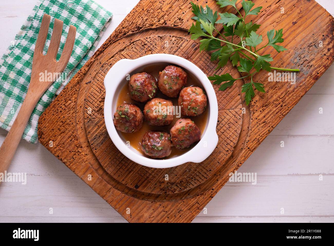 Fleischbällchen mit Tomatensoße. Ein Fleischklößchen ist eine beliebte ... Fleischbällchen mit Tomatensoße. Ein Fleischklößchen ist eine beliebte ...