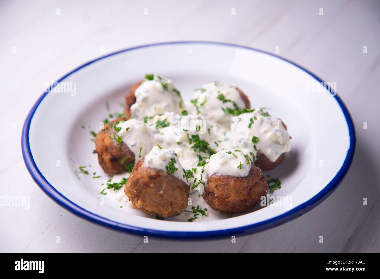 Griechische Fleischbällchen mit Joghurt-Sauce. Ein Fleischklößchen ist ... Griechische Fleischbällchen mit Joghurt-Sauce. Ein Fleischklößchen ist ...