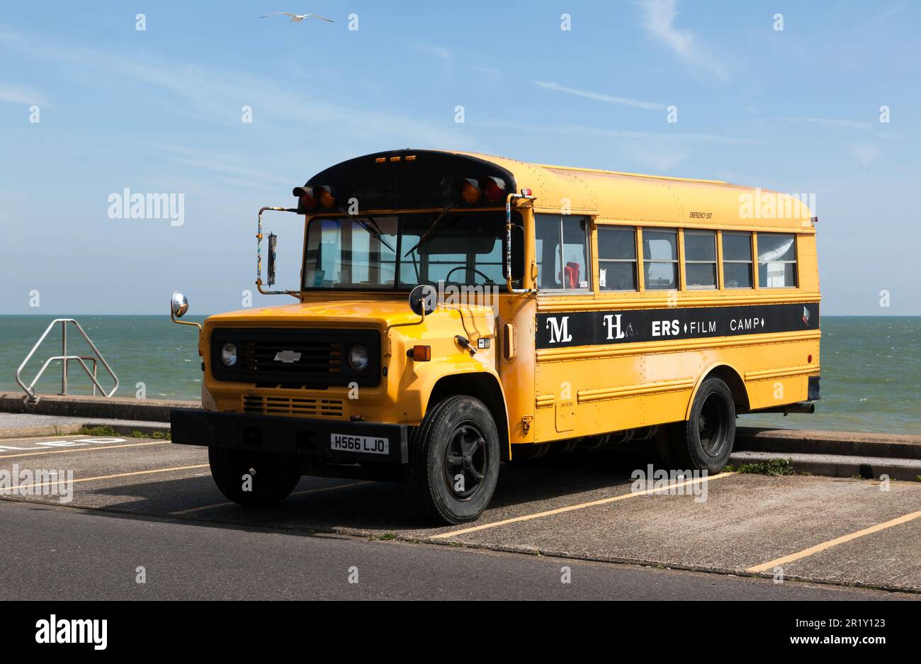 Blick auf einen gelben, 1991, Chevrolet C60 Schulbus, parkt am Meer in der Beech Street, Deal. Stockfoto