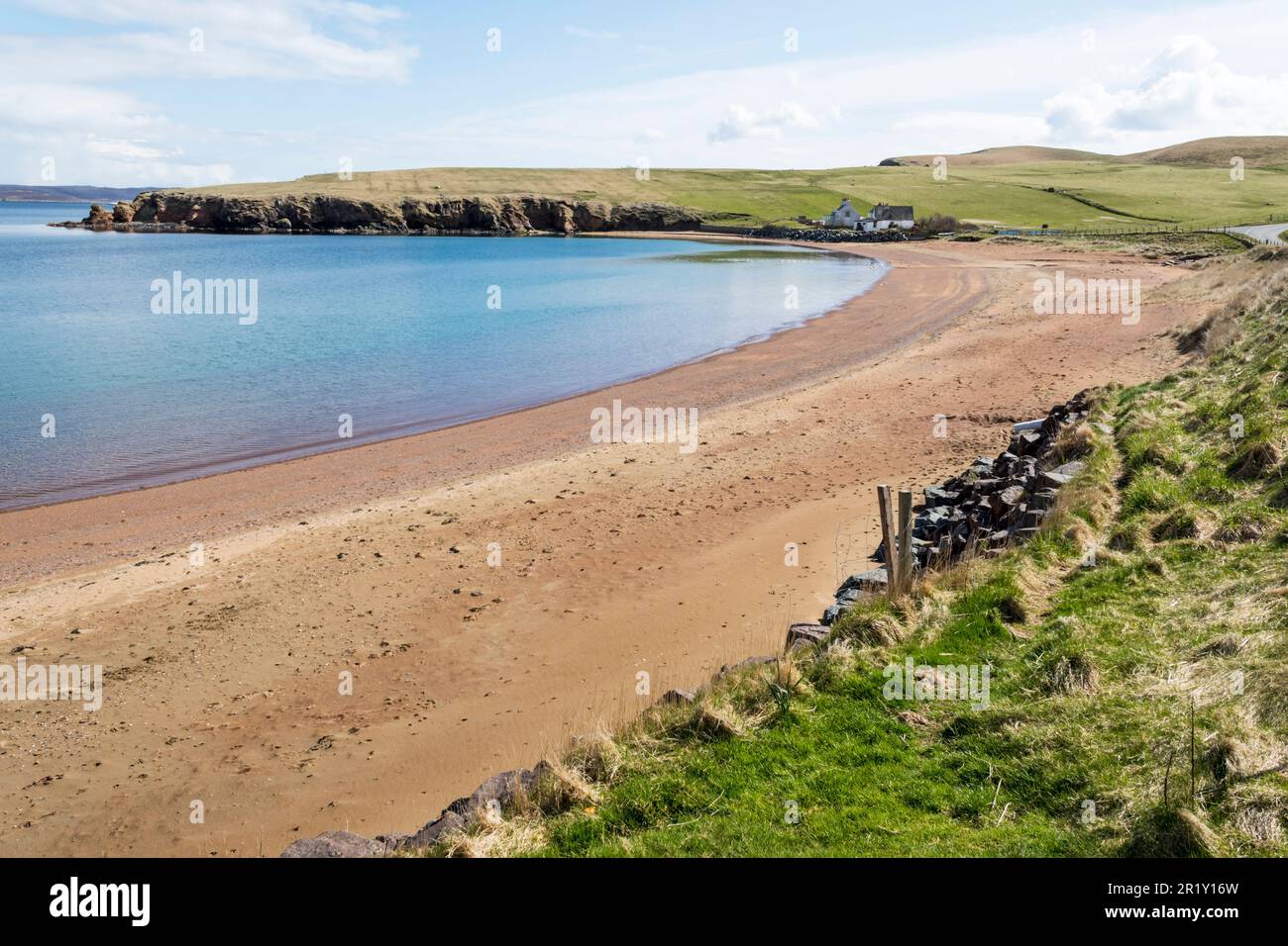 Der Strand in Reawick im Westen des Shetland Mainland, in der Bucht von Rea Wick, hat aufgrund des lokalen roten Granits roten Sand. Stockfoto