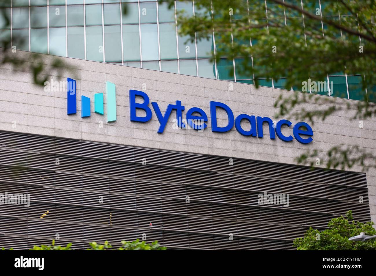 Nahaufnahme des Byte Dance Logos auf der Fassade eines Gebäudes, Singapur. Stockfoto
