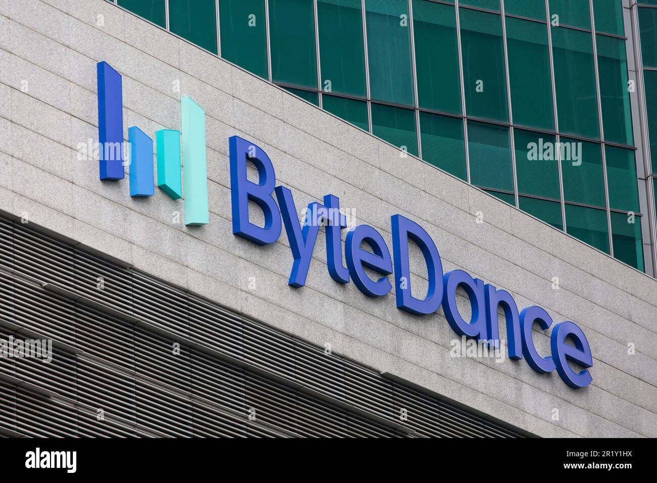 Nahaufnahme des Byte Dance Logos auf der Fassade eines Gebäudes, Singapur. Stockfoto