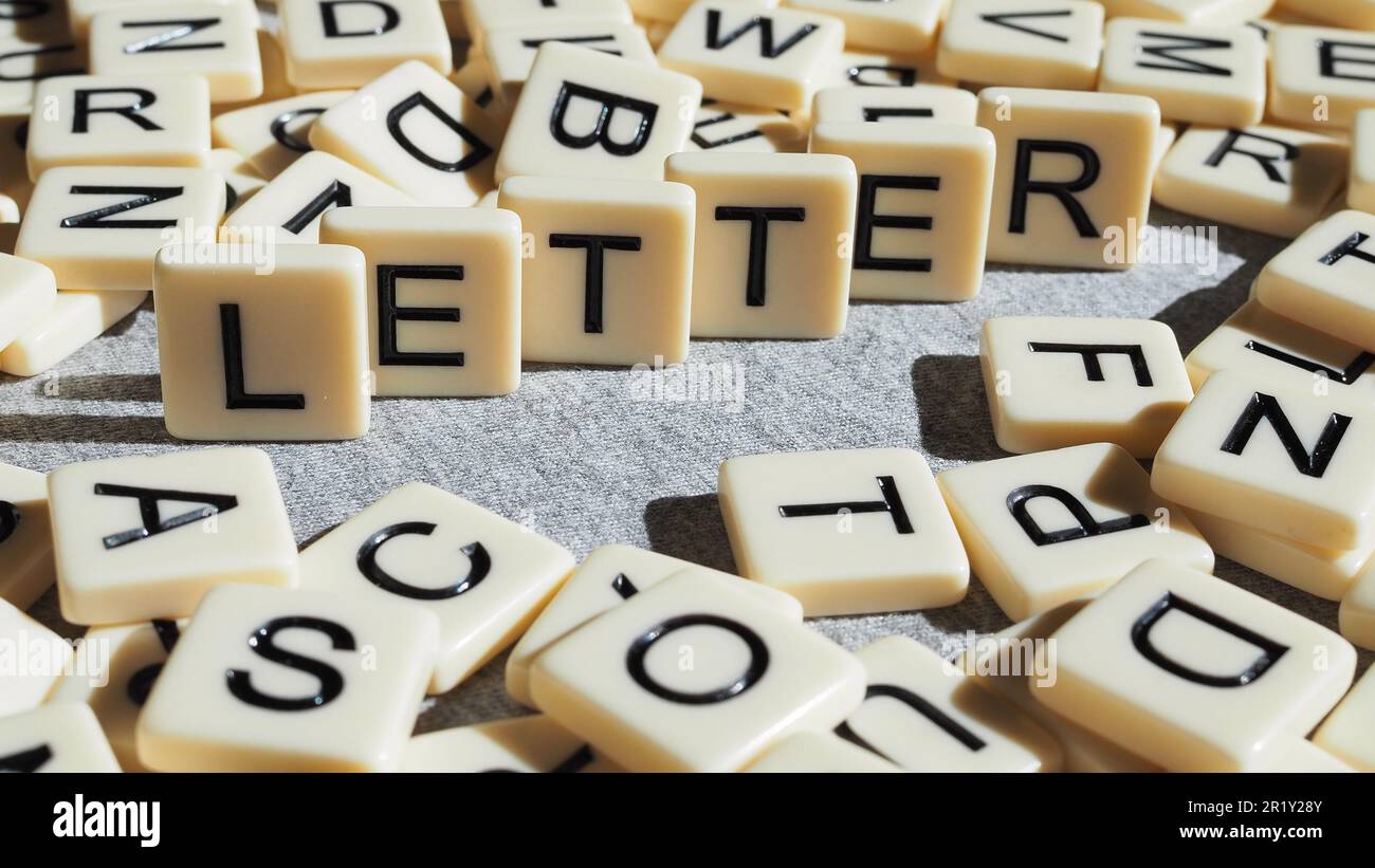 Das Wort "Letter" wird ausgeschrieben und von Großbuchstaben umgeben, die selektiv in den Vordergrund gestellt werden, wie Schreiben, Literatur, Orthografie, Unterricht, Bildungskonzept Stockfoto