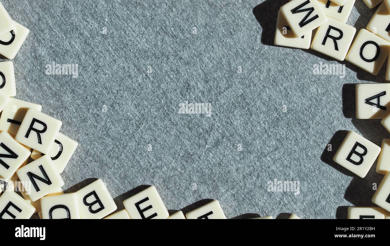 Weiße Großbuchstaben auf grauem Hintergrund mit Kopierraum als Schriftzeichen, Schule, Literaturkonzept Stockfoto