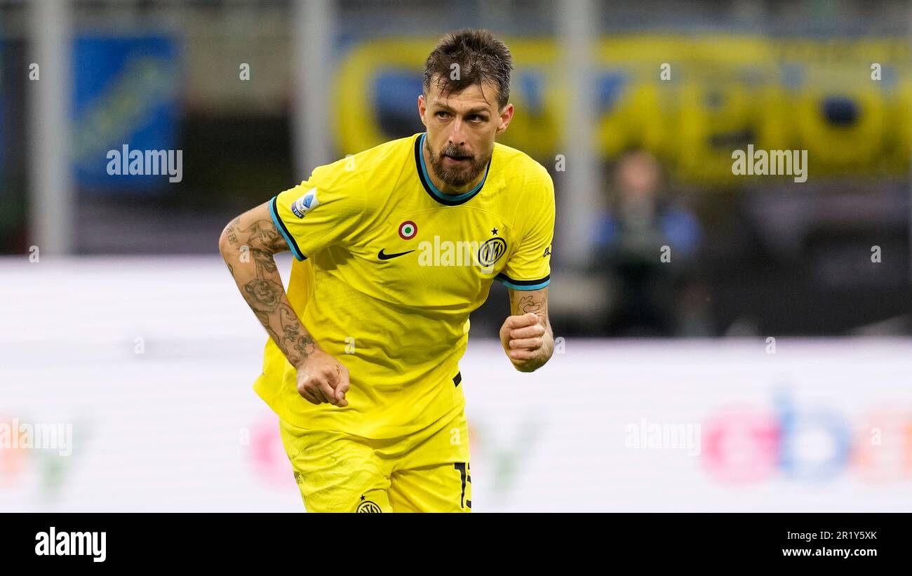 Inter Milan's Francesco Acerbi controls the ball during the Serie A soccer match between Inter Milan and Sassuolo at the San Siro Stadium, in Milan, Italy, Saturday, May 13, 2023. (AP Photo/Antonio Calanni) Stockfoto