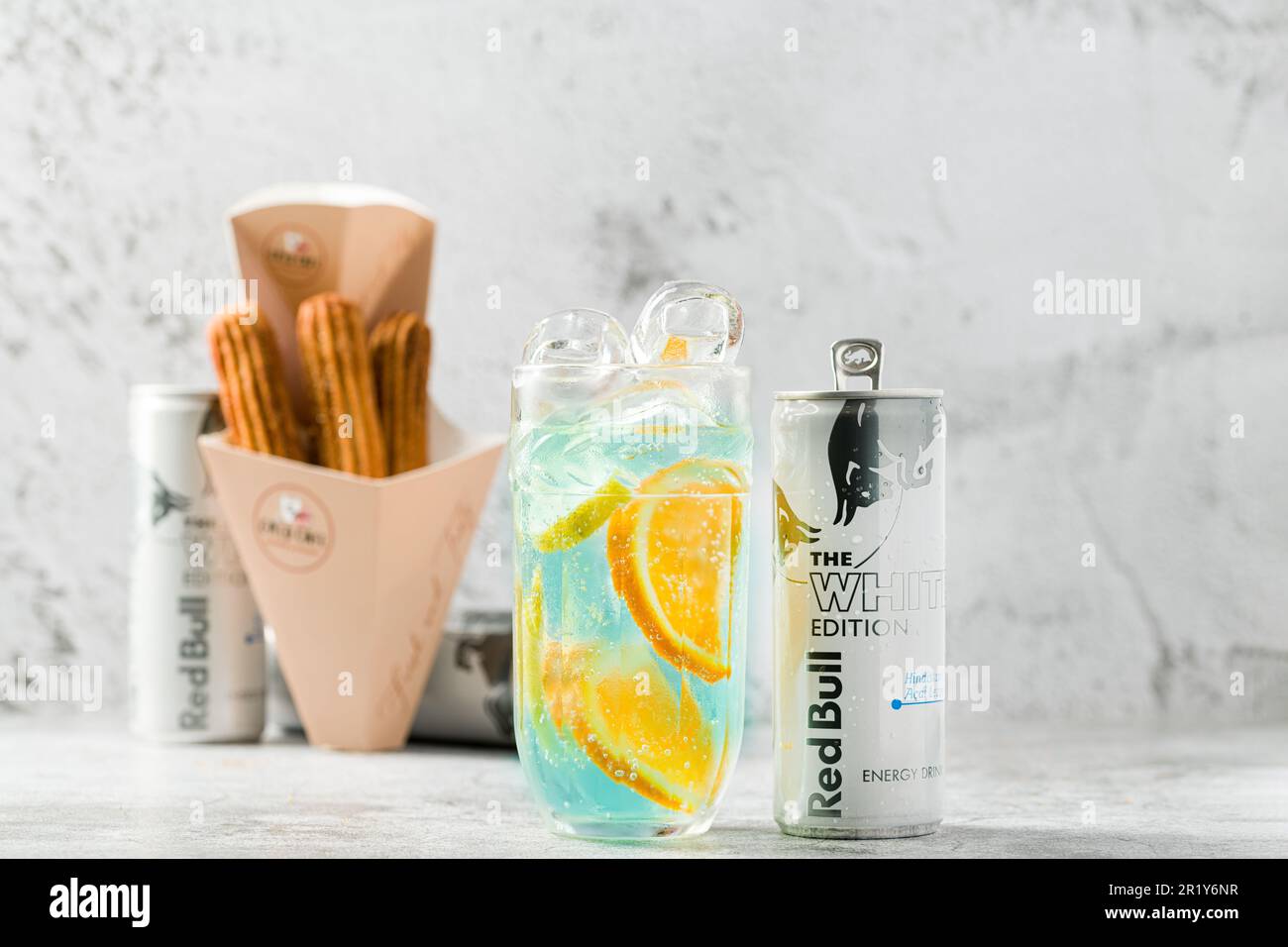 Antalya, Türkei - 10. Mai 2023 : Red Bull White Edition, das neue Produkt der Marke Red Bull Energy Drink Stockfoto