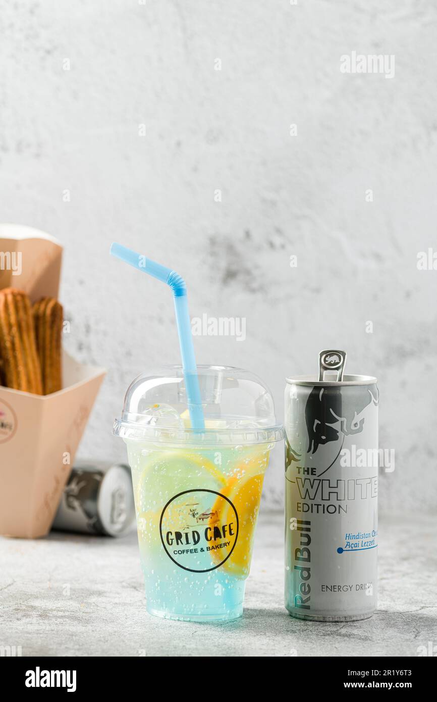 Antalya, Türkei - 10. Mai 2023 : Red Bull White Edition, das neue Produkt der Marke Red Bull Energy Drink Stockfoto