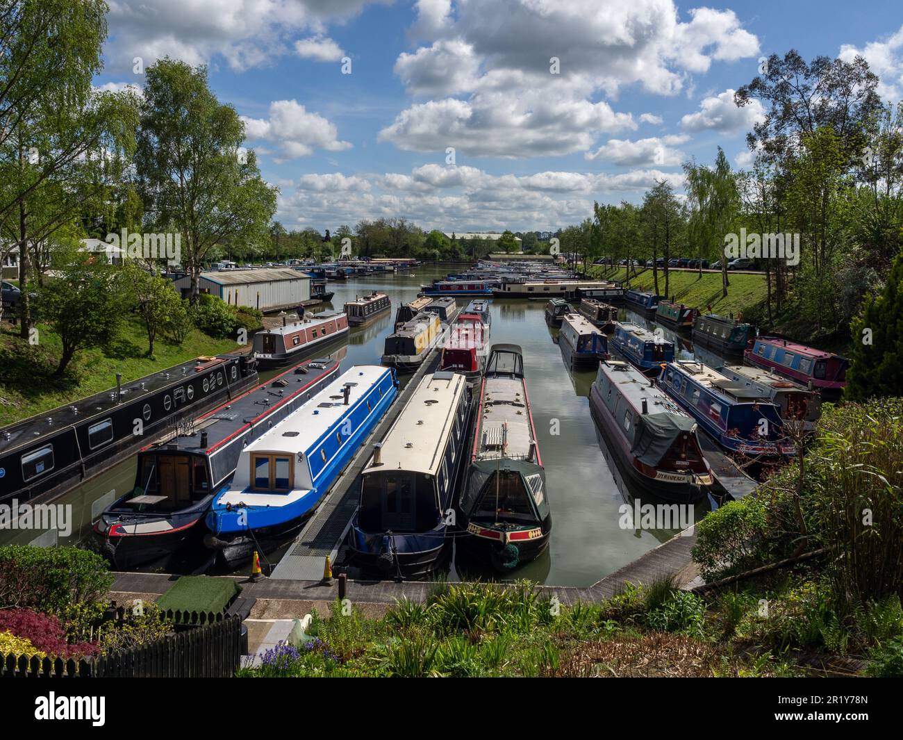 Blick über festgetäute schmale Boote, Whilton Marina, Whilton Locks, Northamptonshire, Großbritannien Stockfoto