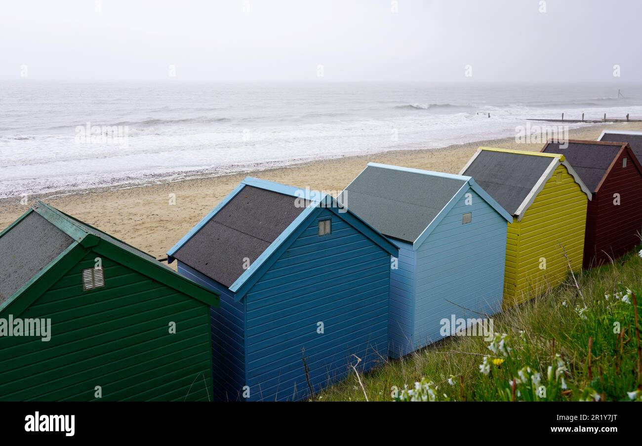 Hinter den bunten Strandhütten am Meer, Mundesley, Norfolk Stockfoto
