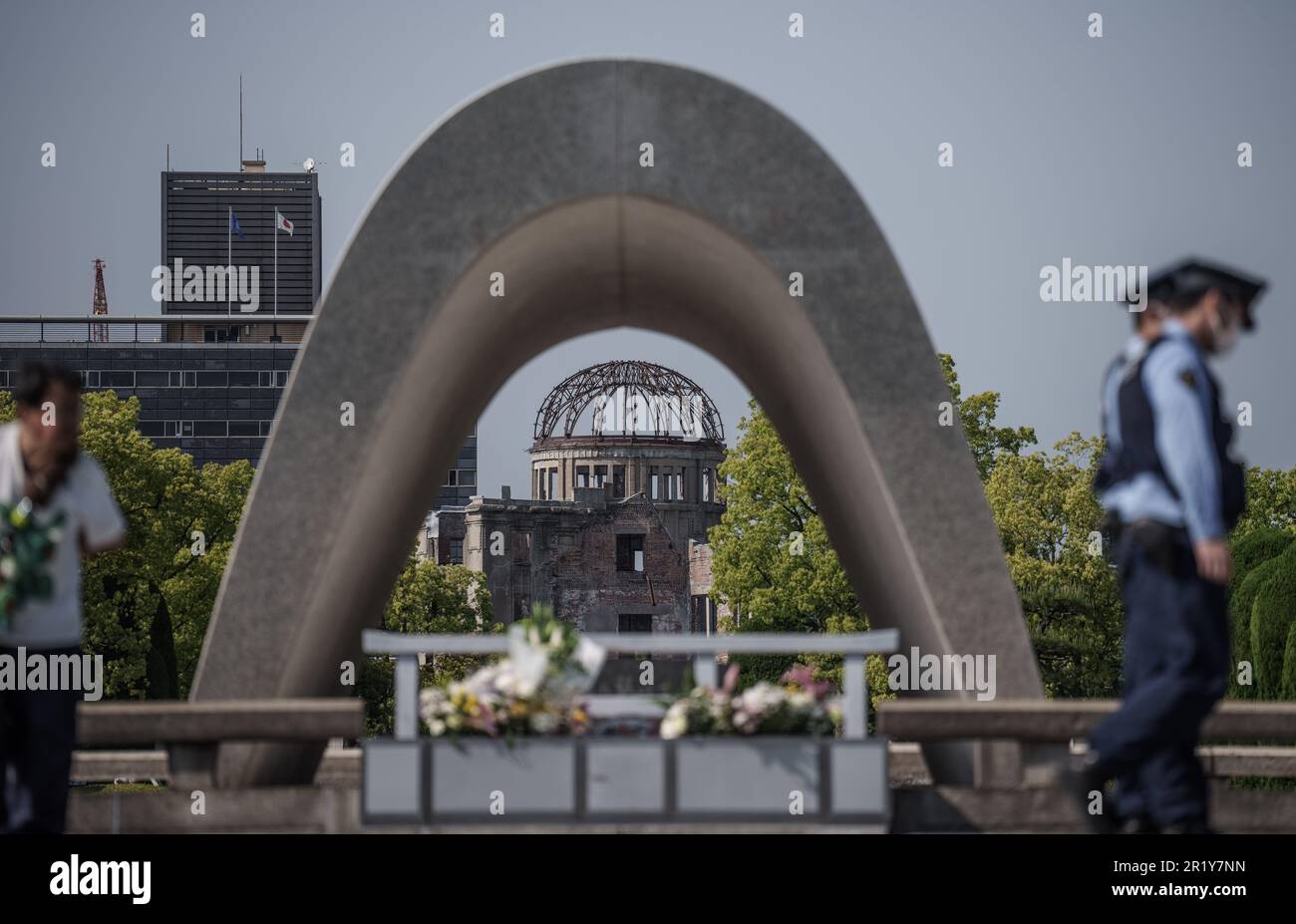 Hiroshima, Japan. 16. Mai 2023. Das Hiroshima Peace Memorial mit dem Denkmal (Kenothap) im Vordergrund und dem Dom von Genbaku im Hintergrund ist ein zentraler Ort für den G7-Gipfel in Hiroshima. Vom 19. Bis 21. Mai wird Japan Gastgeber des G7-Gipfels sein. Die "Siebenergruppe" (G7) ist ein informelles Bündnis führender Industrieländer. Die Mitglieder sind Deutschland, Frankreich, Großbritannien, Italien, Japan, Kanada und die USA. Kredit: Michael Kappeler/dpa/Alamy Live News Stockfoto