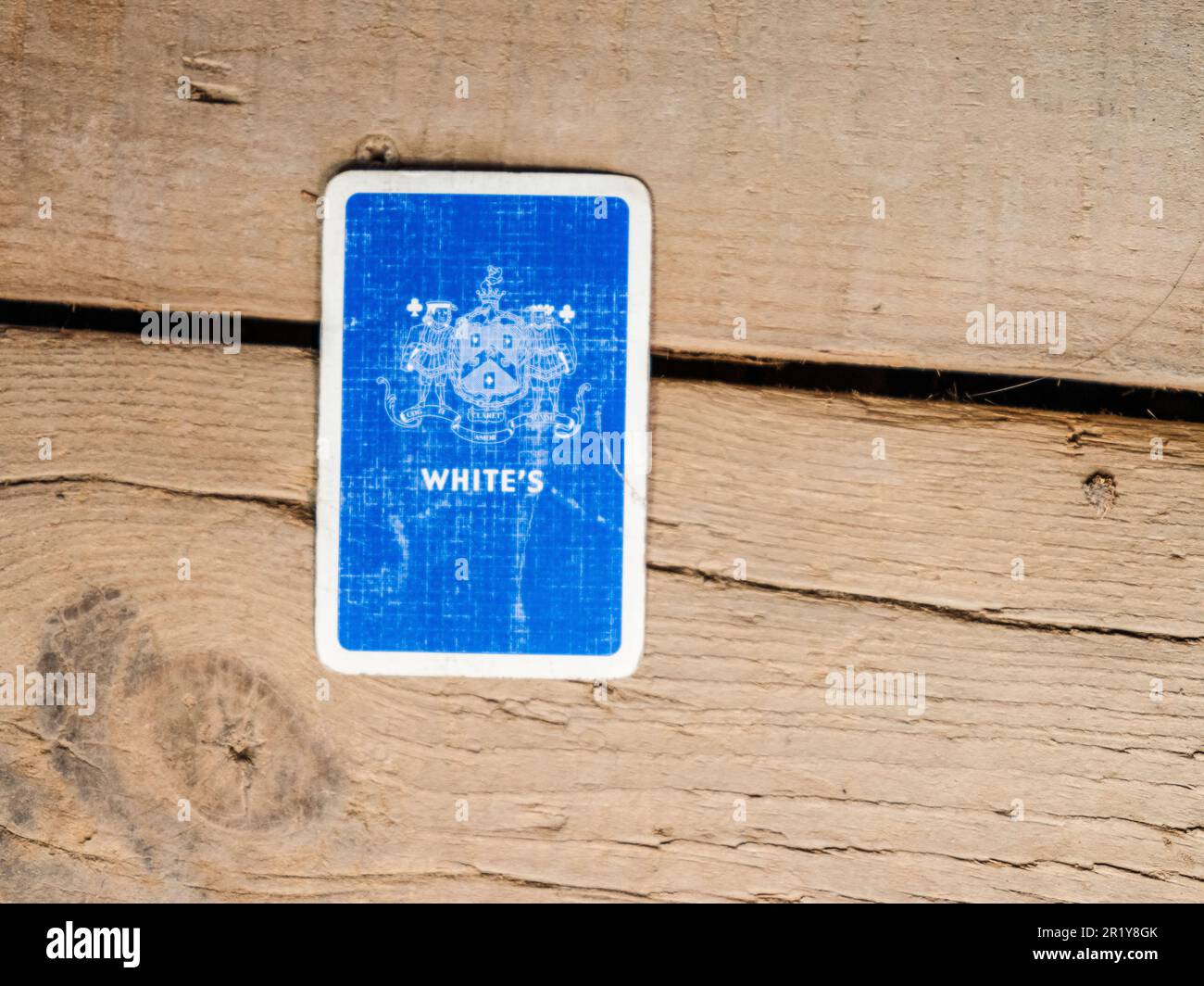 Schönes Bild eines Blue-Card-Western-Stils, symbolisch, westlich gestaltet, Old-West-Spiele, auf Holzboden liegend, in Almeria, andalusien, Spanien Stockfoto