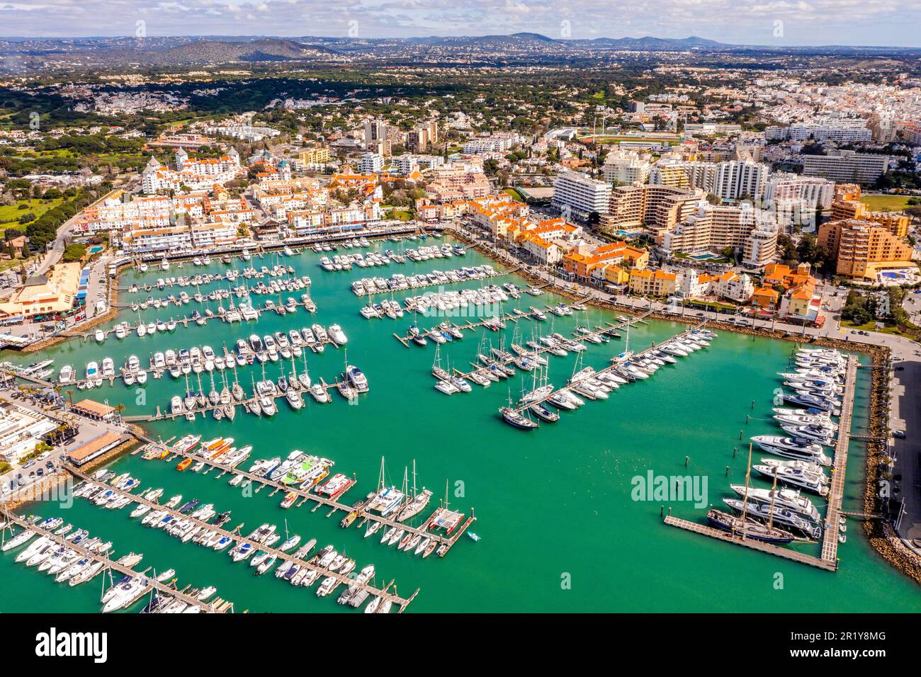 Herrlicher Blick auf den modernen, lebhaften und raffinierten Jachthafen von Vilamoura, einem der größten Ferienresorts in Europa, Vilamoura, Algarve, Portugal Stockfoto