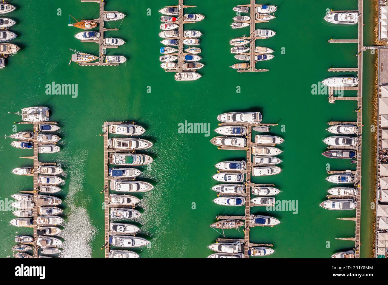 Herrlicher Blick auf den modernen, lebhaften und raffinierten Jachthafen von Vilamoura, einem der größten Ferienresorts in Europa, Vilamoura, Algarve, Portugal Stockfoto