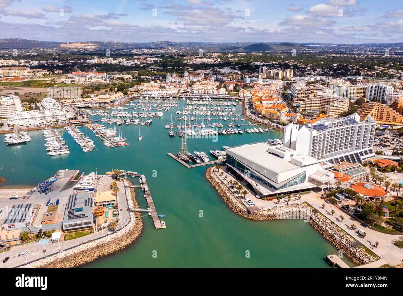 Herrlicher Blick auf den modernen, lebhaften und raffinierten Jachthafen von Vilamoura, einem der größten Ferienresorts in Europa, Vilamoura, Algarve, Portugal Stockfoto