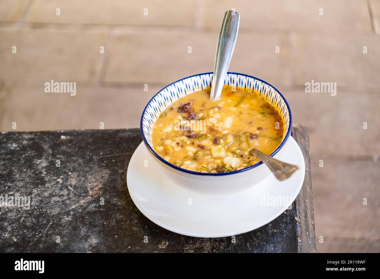 Die maurische Suppe aus Almería stammt aus der traditionellen marokkanischen Harira-Suppe, köstlich und sehr aromatisch, enthält Gewürze wie Kurkuma und Ingwer, Stockfoto