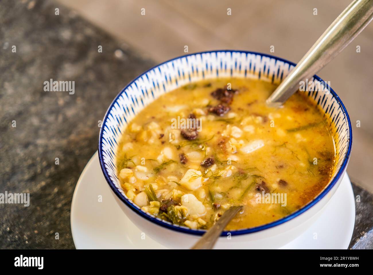 Die maurische Suppe aus Almería stammt aus der traditionellen marokkanischen Harira-Suppe, köstlich und sehr aromatisch, enthält Gewürze wie Kurkuma und Ingwer, Stockfoto