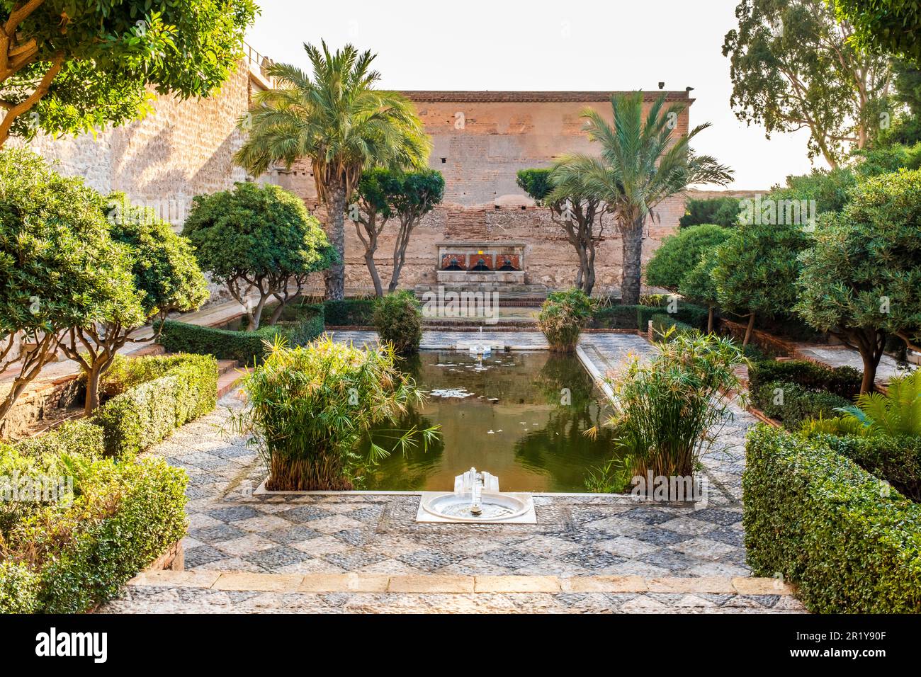 Garten der Alcazaba von Almeria, eine befestigte Anlage in Südspanien, Aufbau einer defensiven Zitadelle mit Mauern, Türmen, Plätzen, Häusern und MOS Stockfoto