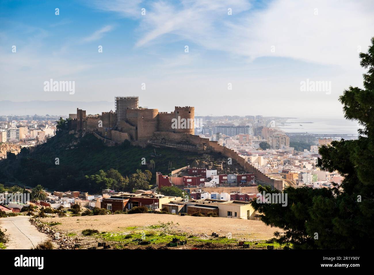 Herrlicher Blick auf das historische Gebäude, muslimische Almeria (Almeria musulmana, Mauer, San Cristobal Statu, Rey Jayran), Schauplatz berühmter Filme wie James Bond Stockfoto