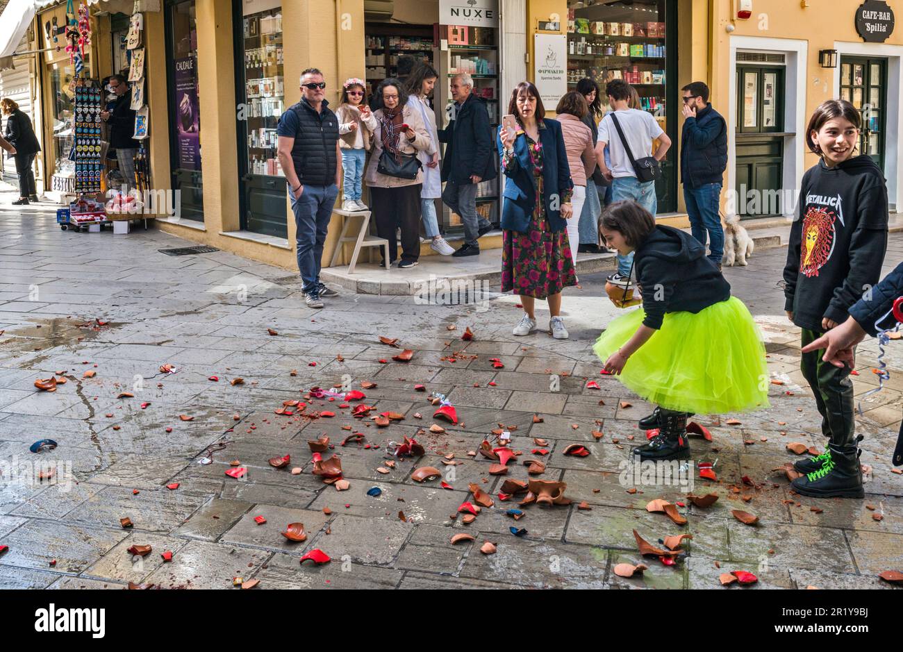 Scherben von zerbrochenen Keramikvasen auf der Straße in Campiello (Altstadt von Korfu), Heiliger Samstag, in der Stadt Korfu, Insel Korfu, Griechenland Stockfoto