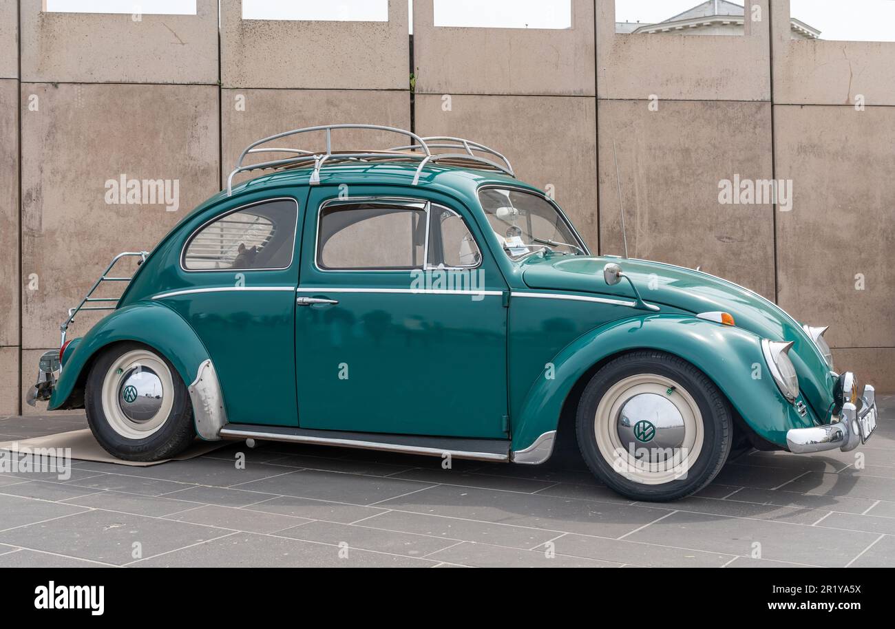 Scheveningen, Niederlande, 14.05.2023, glänzender Vintage Volkswagen Beetle 1200 ab 1963 in grüner Farbe auf der Oldtimer-Messe mit Luftkühlung Stockfoto