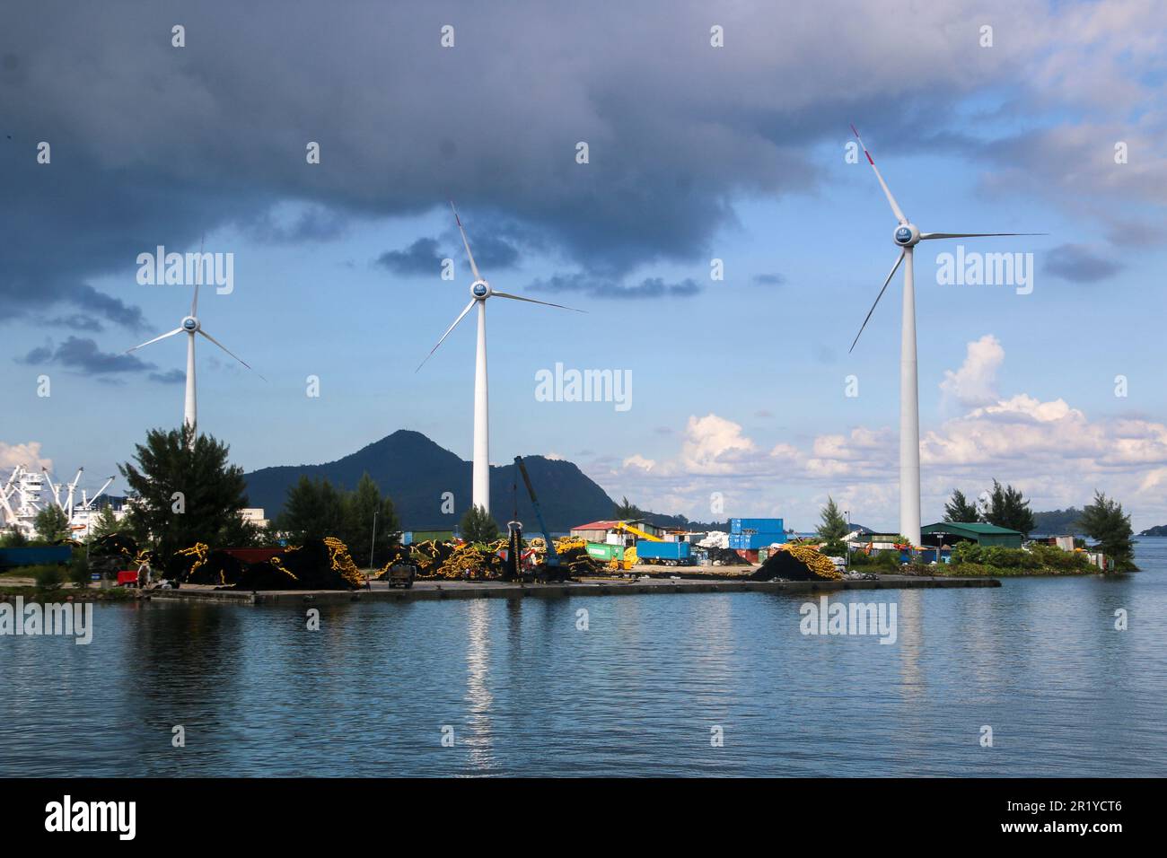 Seychellen, Mahe, der Hafen mit Windturbinen im Hintergrund Stockfoto