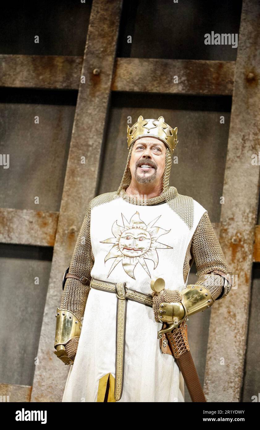 Tim Curry (König Arthur) in Monty Python's SPAMALOT at the Palace Theatre, London W1 16/10/2006 Buch & Texte: Eric Idle Musik: John Du Prez & Eric Idle Design: Tim Hatley Beleuchtung: Hugh Vanstone Choreographie: Casey Nicholaw Regisseur: Mike Nichols Stockfoto
