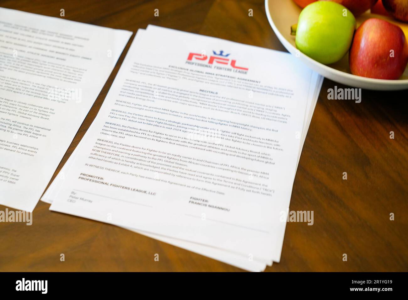 Los Angeles, Kalifornien, Usa. 15. Mai 2023. Los Angeles, CA - 16. Mai: Hinter den Kulissen der Vertragsunterzeichnung zwischen Peter Murray, CEO von PFL, und Francis Ngannou bei der Professional Fighters League - Vertragsunterzeichnung in Beverly Wilshire, Einem Four Seasons Hotel am 15. Mai 2023 in Los Angeles, CA (Foto: Louis Grasse/PFL/PX Images) Guthaben: Px Images/Alamy Live News Stockfoto