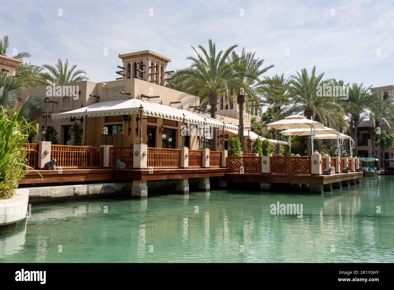 Madinat Jumeirah in Dubai ist eine moderne Interpretation eines traditionellen arabischen Dorfes mit Luxushotels, Souks, Restaurants und palmengesäumten Wasserstraßen Stockfoto