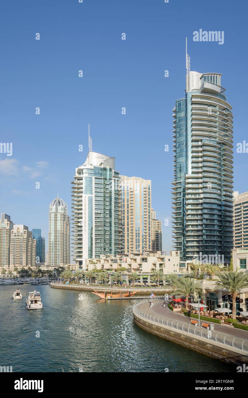 Dubai Marina ist ein künstliches Hafenviertel mit Wolkenkratzern, Luxusyachten, Boulevards und Restaurants, Dubai, Vereinigte Arabische Emirate Stockfoto