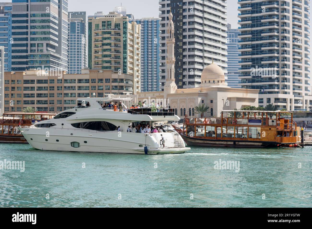 Eine traditionelle Moschee wird von den Wolkenkratzern in der Dubai Marina, Dubai, Vereinigte Arabische Emirate, zwerg Stockfoto