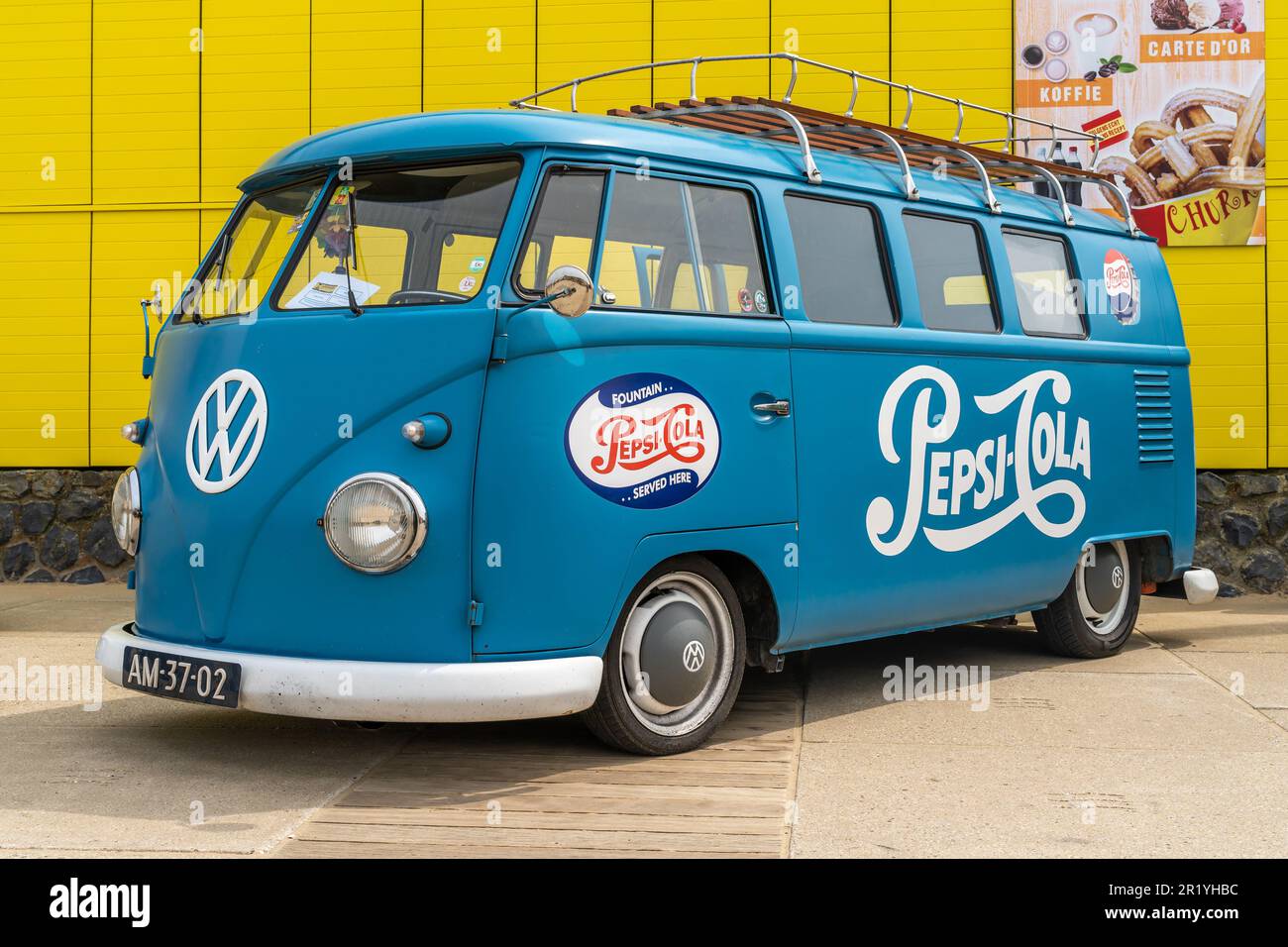 Scheveningen, Niederlande, 14.05.2023, Vintage Volkswagen 23 kombi Bus ab 1962 mit Pepsi Cola Logo auf der Oldtimer-Messe mit Luftkühlung Stockfoto