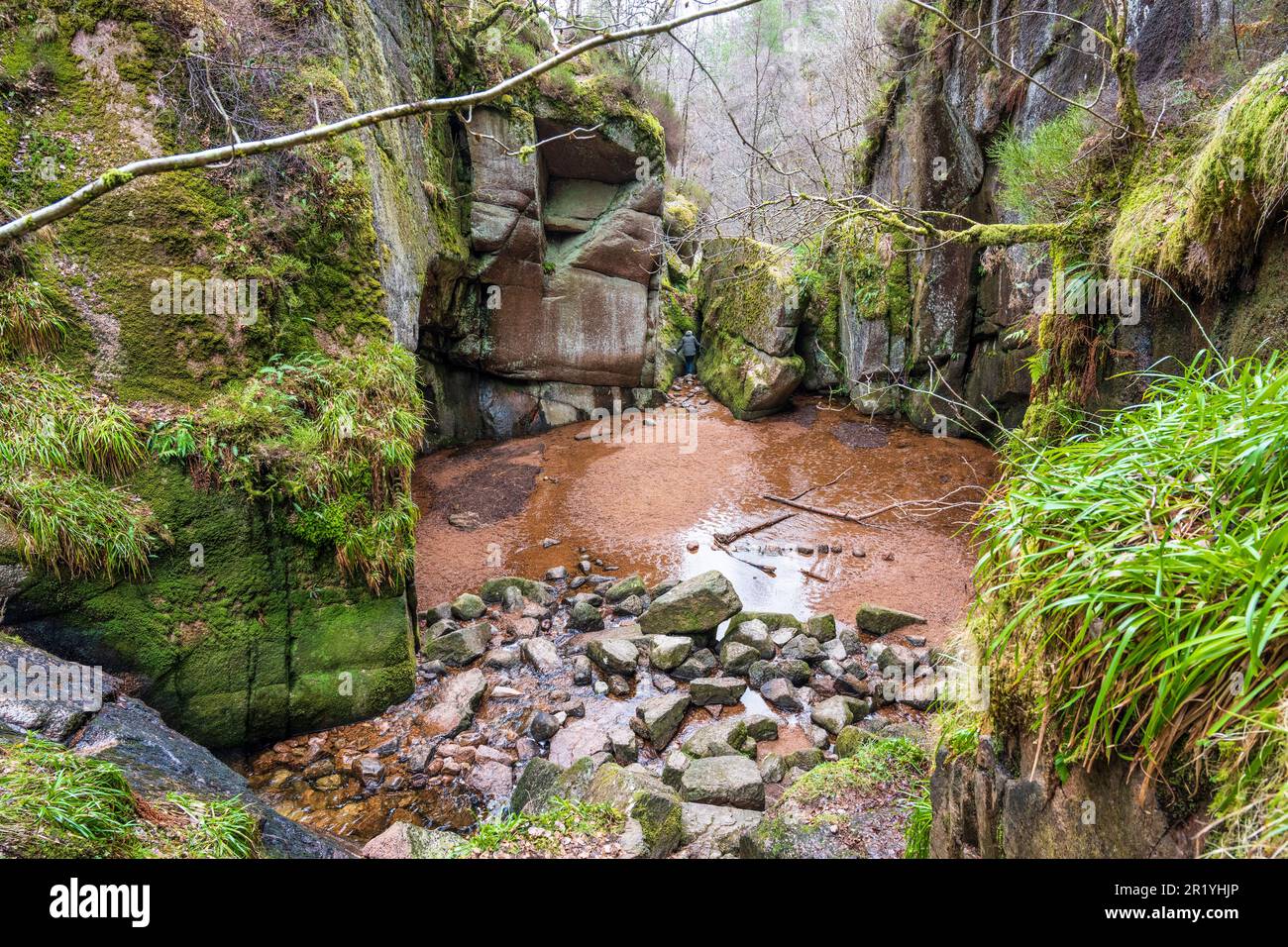 Blick von oben auf die MwSt., ein Gletscherschlafloch, in Burn O’ VAT in Muir of Dinnet National Nature Reserve bei Dinnet in Aberdeenshire, Schottland, Vereinigtes Königreich Stockfoto