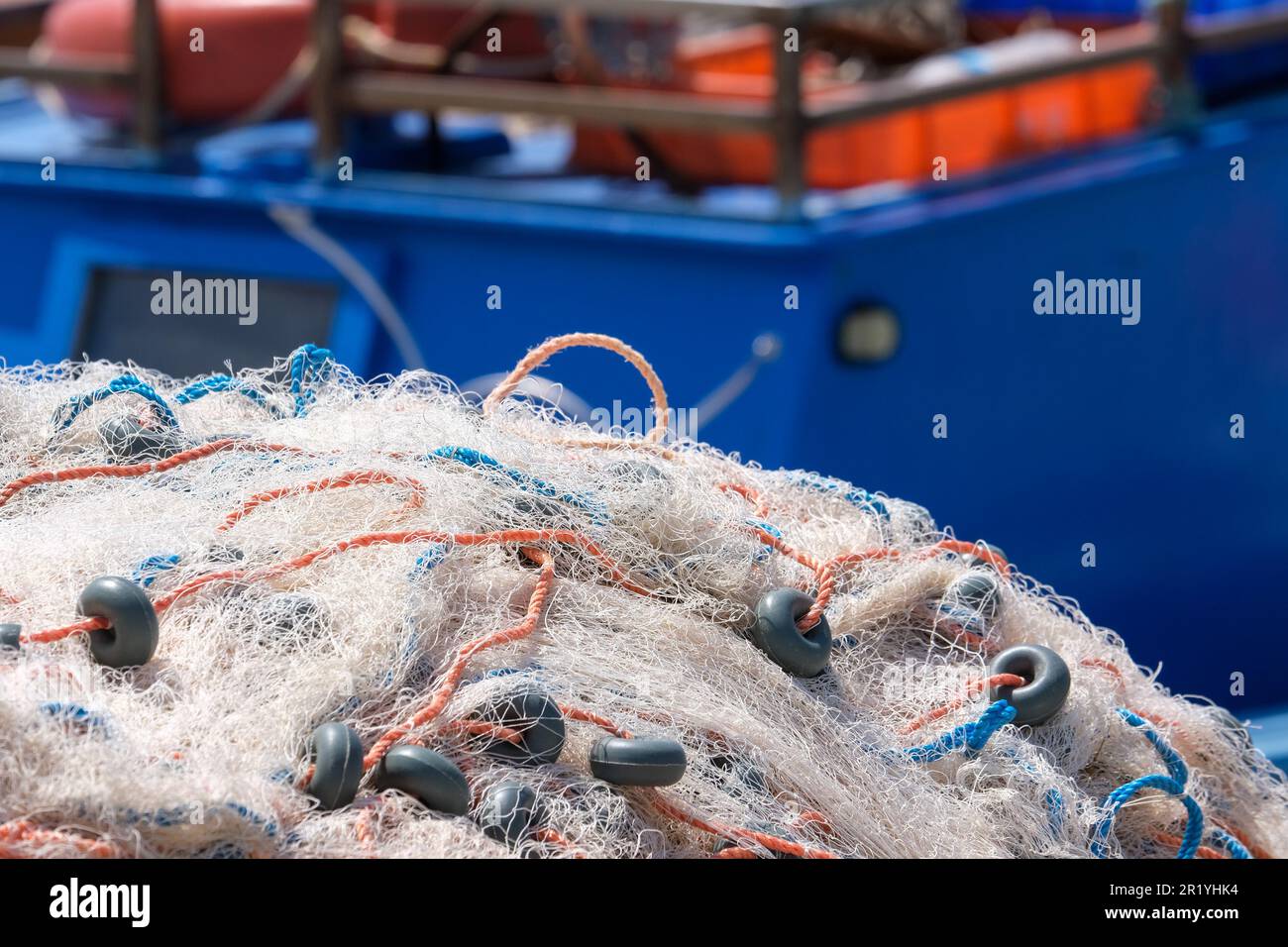 Mischung aus bunten Fischernetzen, Schwimmern und Seilen mit isoliertem Hintergrund von Schleppnetzbooten. Hintergrund des Fischers. Offener Raum. Stockfoto