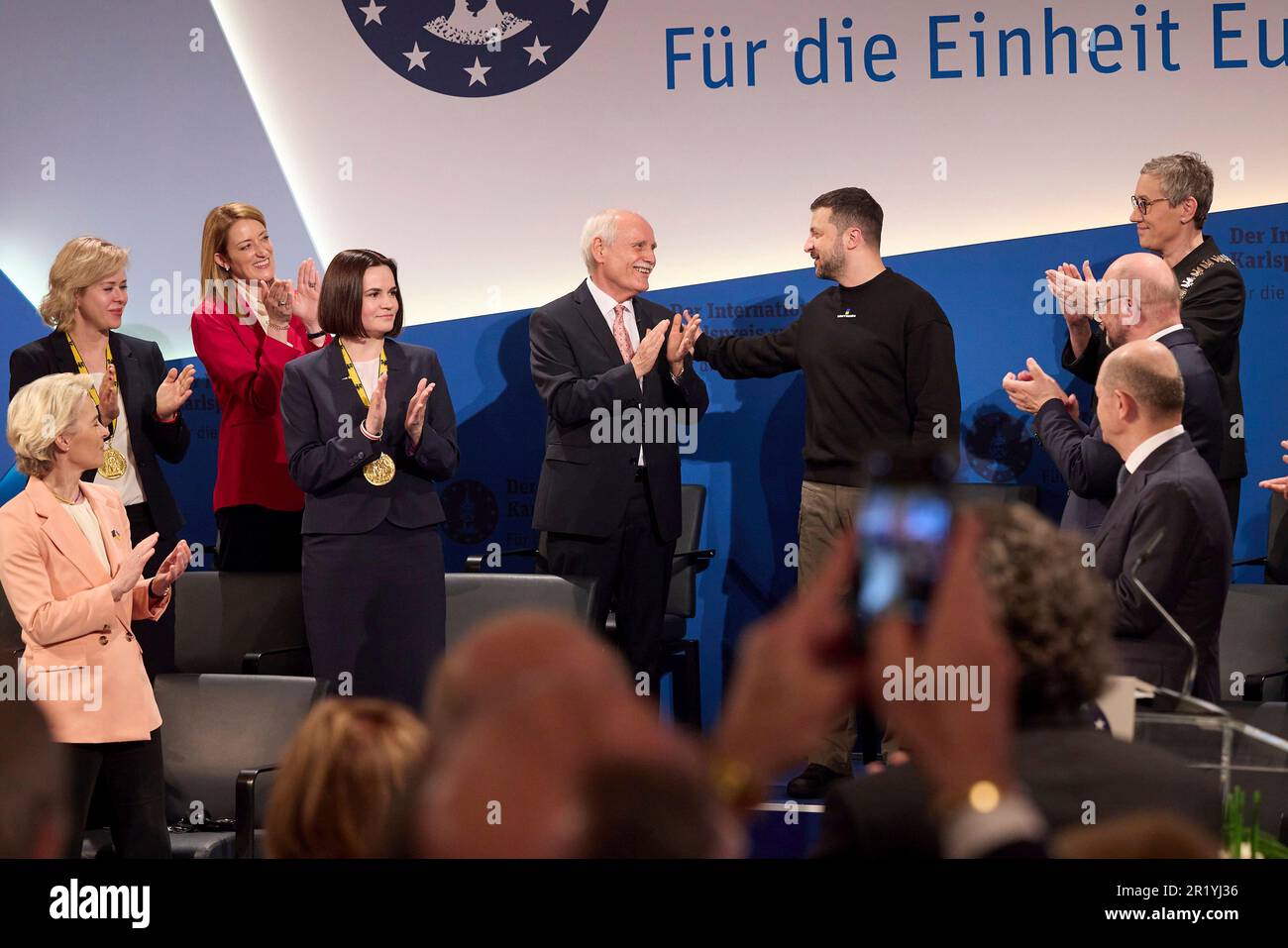 Aachen, Deutschland. 14. Mai 2023. Der ukrainische Präsident Volodymyr Zelenskyy, richtig, wird begrüßt, nachdem er während einer Zeremonie am 14. Mai 2023 in Aachen den Internationalen Karlspreis von Aachen erhalten hat. Zelensky und das ukrainische Volk erhielten den Preis dafür, "nicht nur für die Souveränität ihres Landes und das Leben seiner Bürger, sondern auch für Europa und europäische Werte zu kämpfen". Kredit: Pool Photo/Pressestelle Des Ukrainischen Präsidenten/Alamy Live News Stockfoto