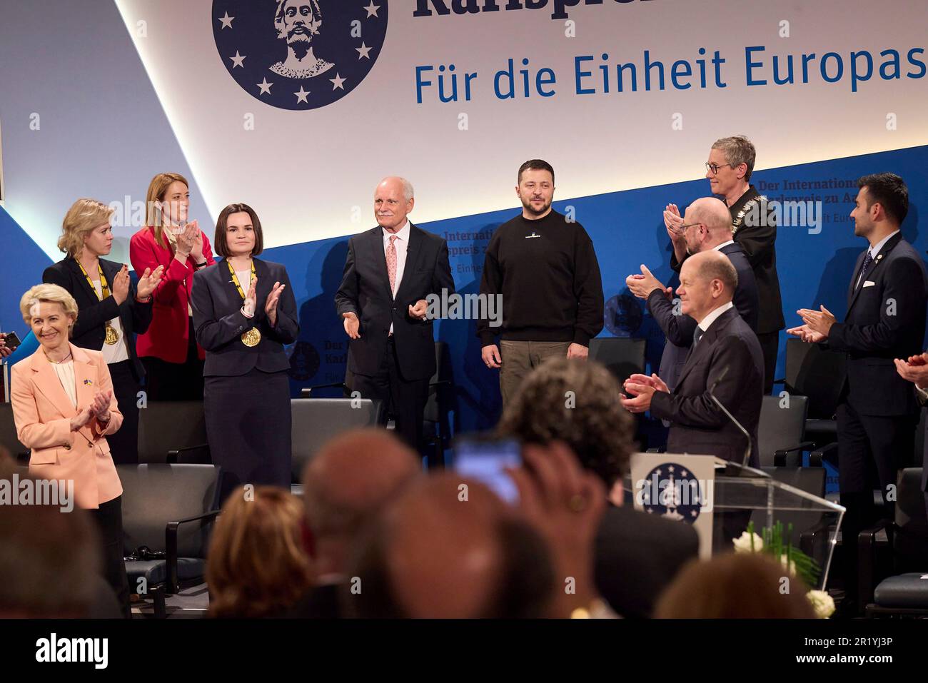 Aachen, Deutschland. 14. Mai 2023. Der ukrainische Präsident Volodymyr Zelenskyy, Zentrum, wird begrüßt, nachdem er während einer Zeremonie am 14. Mai 2023 in Aachen den Internationalen Karlspreis von Aachen erhalten hat. Zelensky und das ukrainische Volk erhielten den Preis dafür, "nicht nur für die Souveränität ihres Landes und das Leben seiner Bürger, sondern auch für Europa und europäische Werte zu kämpfen". Kredit: Pool Photo/Pressestelle Des Ukrainischen Präsidenten/Alamy Live News Stockfoto