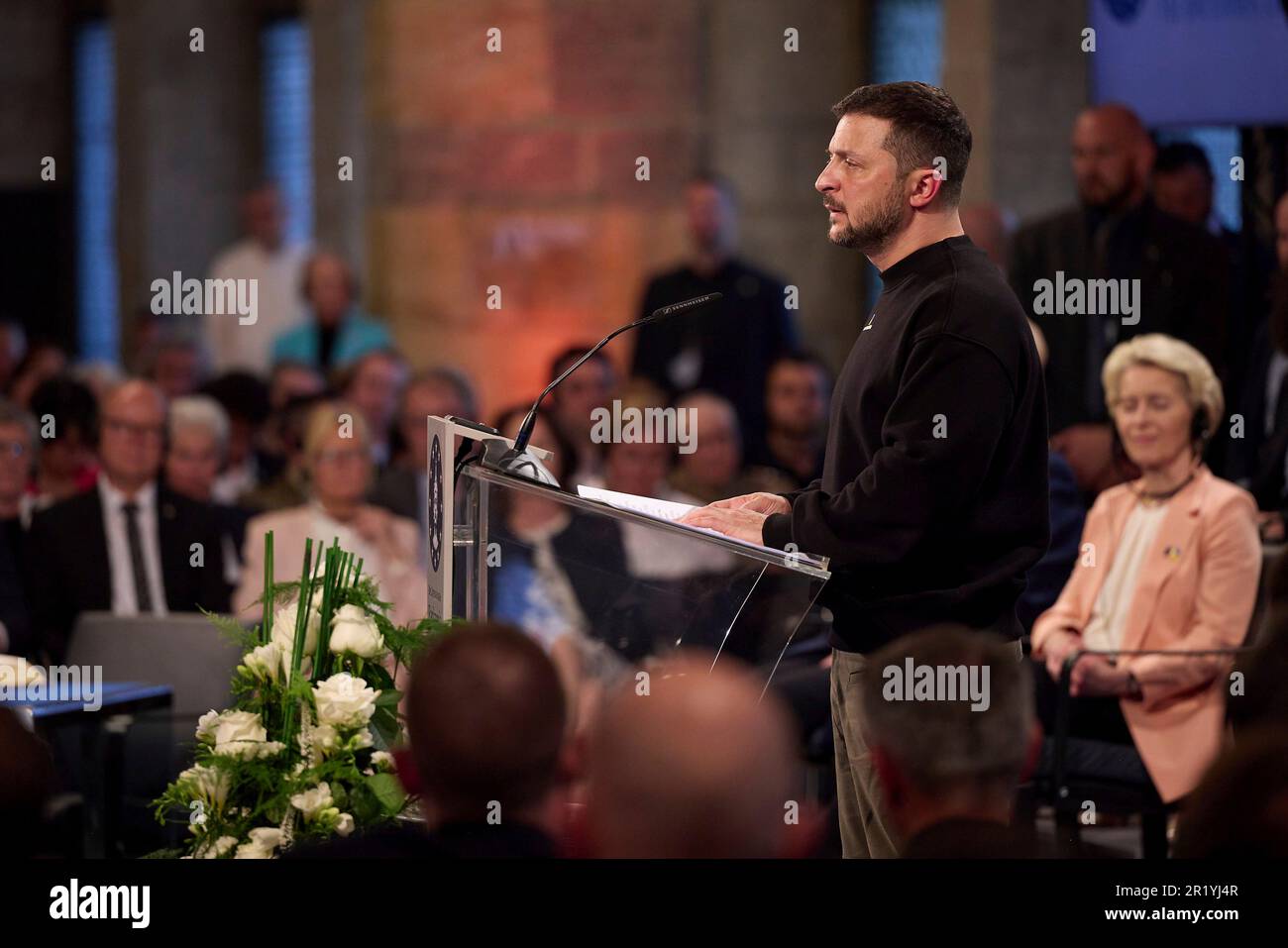 Aachen, Deutschland. 14. Mai 2023. Der ukrainische Präsident Volodymyr Zelenskyy äußert sich nach der Verleihung des Internationalen Karlspreises von Aachen während einer Zeremonie am 14. Mai 2023 in Aachen. Zelensky und das ukrainische Volk erhielten den Preis dafür, "nicht nur für die Souveränität ihres Landes und das Leben seiner Bürger, sondern auch für Europa und europäische Werte zu kämpfen". Kredit: Pool Photo/Pressestelle Des Ukrainischen Präsidenten/Alamy Live News Stockfoto