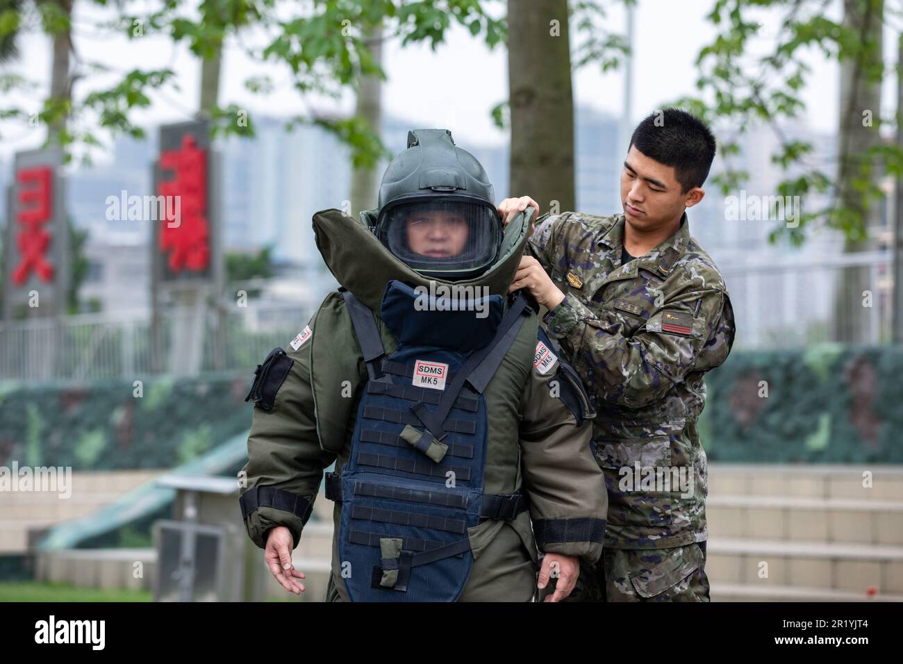 NANNING, CHINA - 16. MAI 2023 - bewaffnete Polizisten tragen bei einem Sprengstoffentsorgungstraining in Nanning, Guangx in Südchina, die Kleidung des anderen Stockfoto