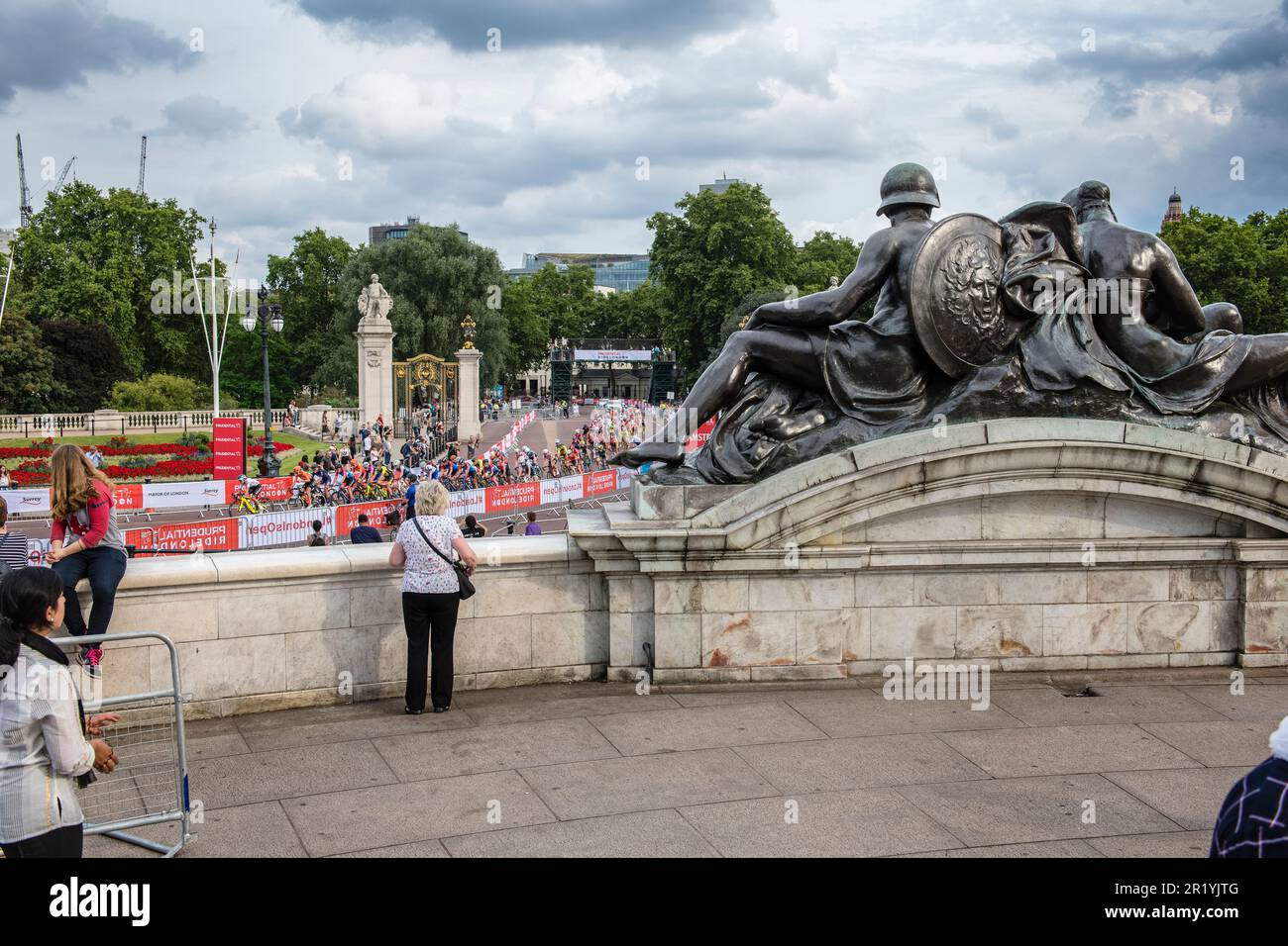 Prudential Ride London eine helfende Hand von einem Teamkollegen im Einkaufszentrum Stockfoto