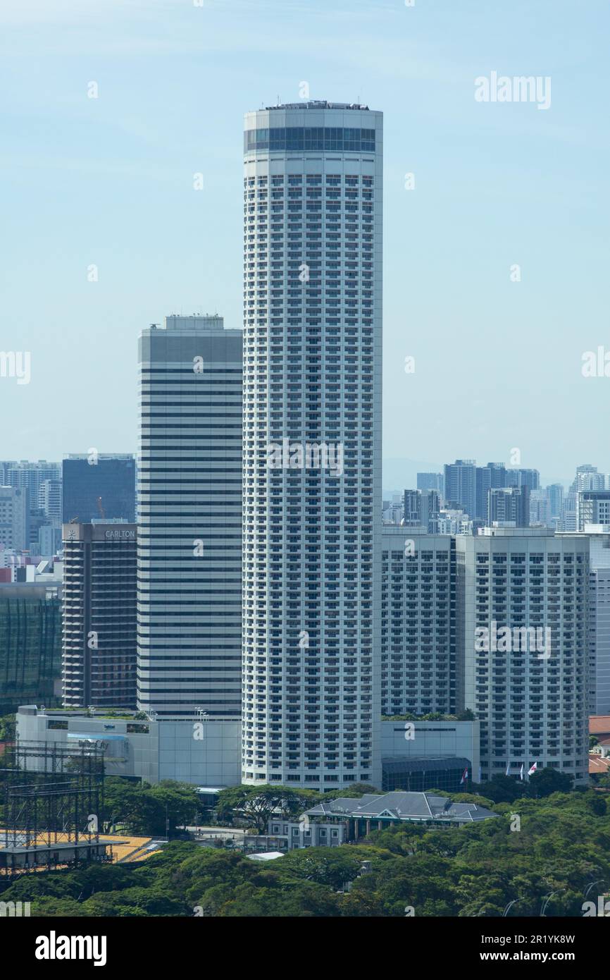 Vertikale Ansicht des Swissôtel The Stamford in Singapur. Ein großartiger Ort, um F1-nächtliche Rennen aus der Vogelperspektive zu sehen. Stockfoto