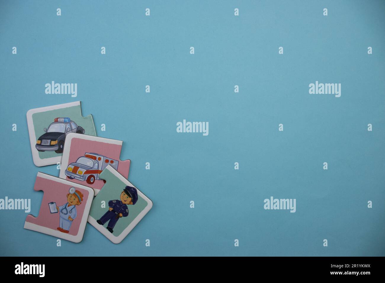 Informationspuzzles am Rand des blauen Hintergrunds. Fahrzeugtypen. Stockfoto