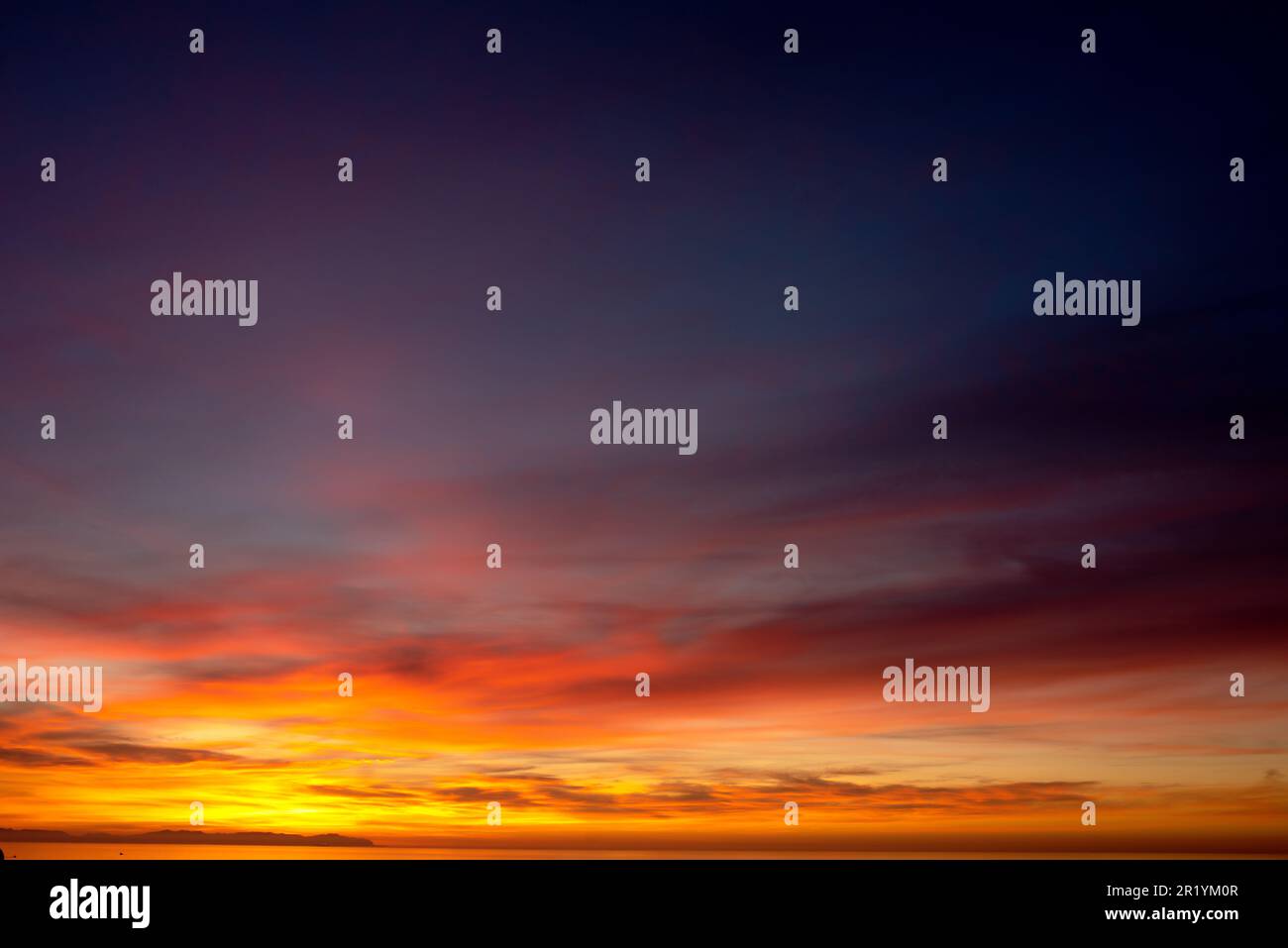 Sonnenuntergang im tropischen Meer. Himmelshintergrund. Stockfoto