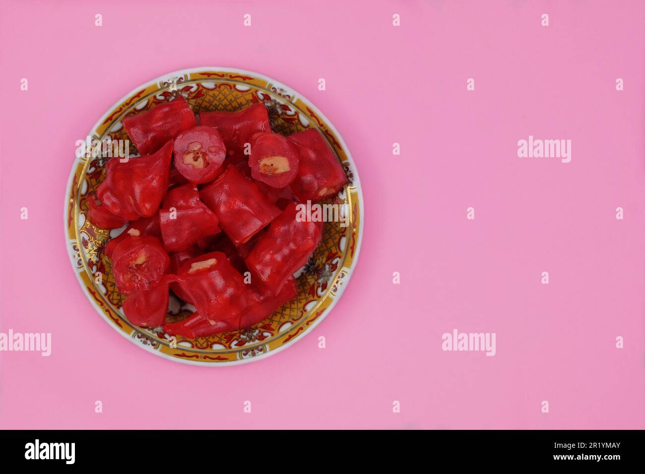 Krim-Tatar-Dessert. Frische Churchkhela mit Walnüssen auf einem Teller mit pinkfarbenem Hintergrund. Hausgemachtes süßes Dessert. Stockfoto